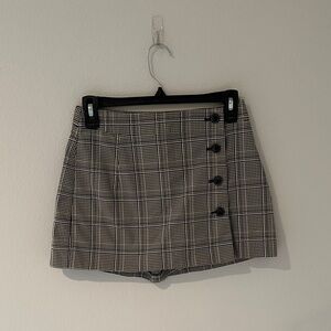 Sunday Best Aritzia Plaid Button-Accent Mini Skort in Black and Cream Size 4